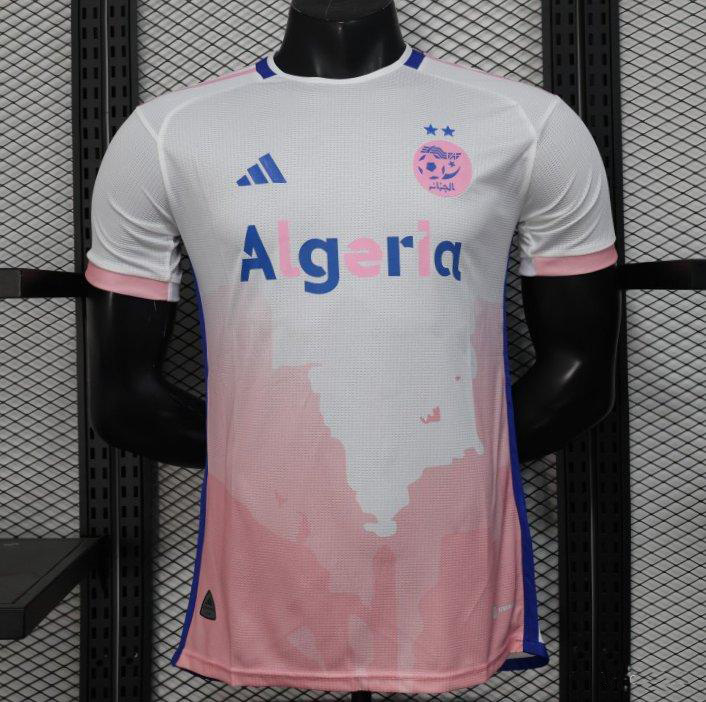 Maillot Algérie 2025 (version joueur) blanc et rose avec motif de la carte du pays