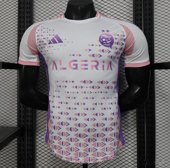 Maillot Algérie 2025 (version joueur) – Blanc et rose avec motif géométrique Maillot Algérie 2025 (version joueur) – Blanc et rose avec motif géométrique