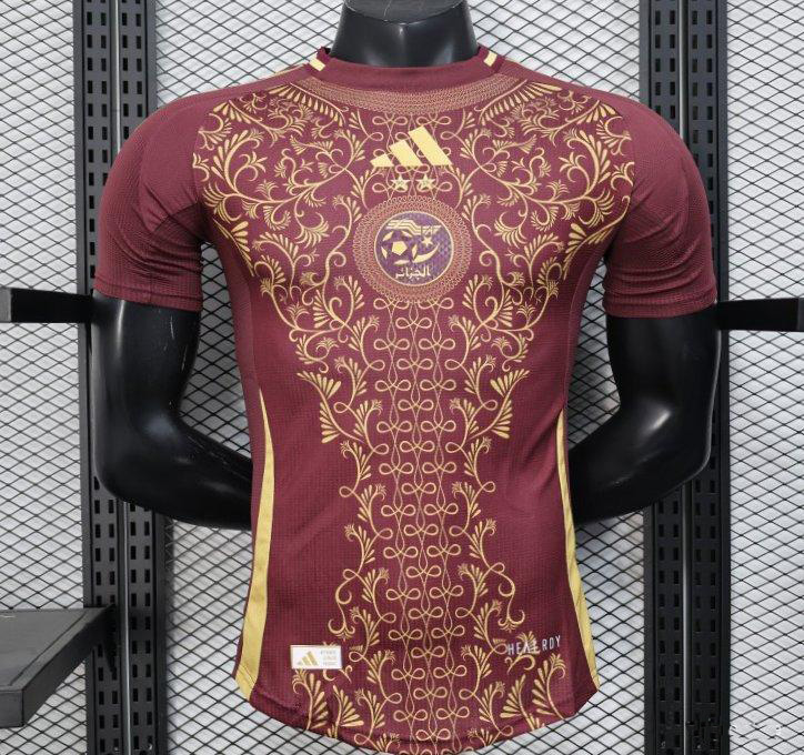 Maillot Algérie 2025 (version joueur) – Bordeaux avec détails dorés Maillot Algérie 2025 (version joueur) – Bordeaux avec détails dorés