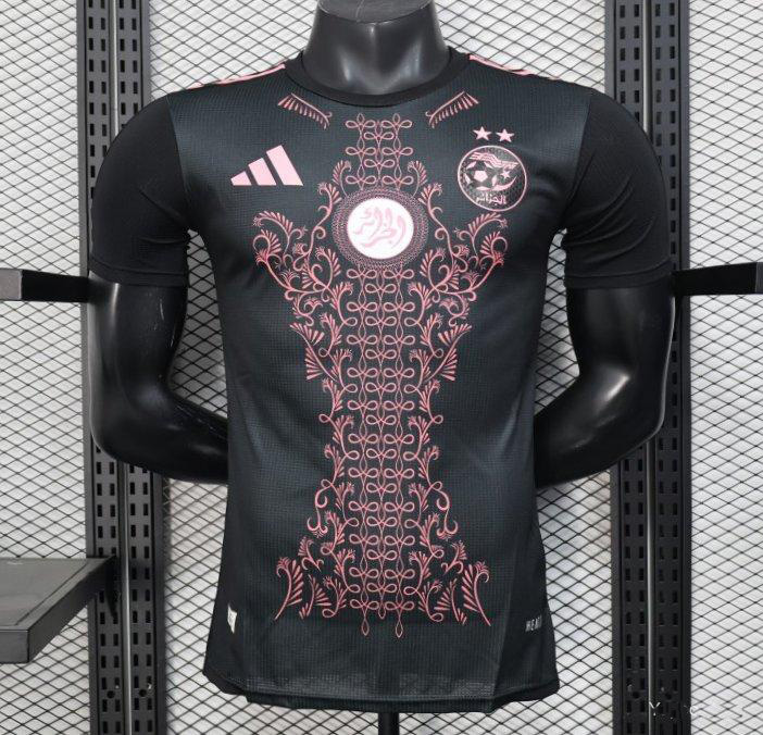Maillot Algérie 2025 version joueur noir avec touches de rose Maillot Algérie 2025 version joueur noir avec touches de rose