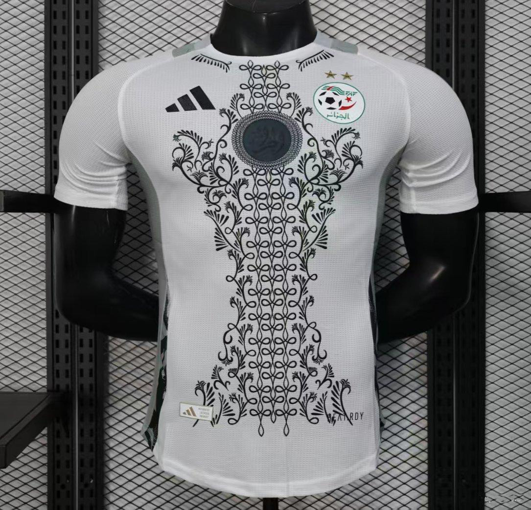 Maillot blanc Algérie 2025 (version joueur) à motif traditionnel