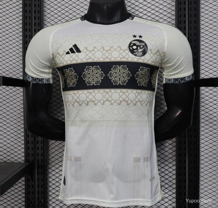 Maillot blanc Algérie 2025 (version joueur) avec motifs géométriques islamiques
