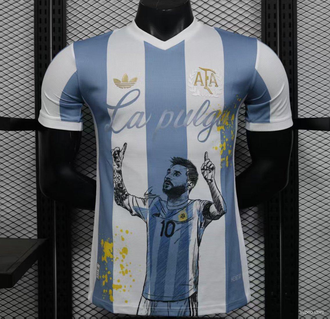 Maillot bleu de l'Argentine (version joueur) arborant un visuel de la célébration de Messi de 2025.