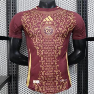 Maillot rouge et or version joueur de l'Algérie 2025